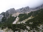 Pohled na Malu Mojstrovku ze sedla Vršič nás od výstupu odradil.