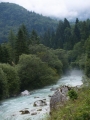 Cesta vede kolem řeky většinou po levém břehu. Jdeme proti proudu, po druhé straně vede silnice do sedla Vršič a do vnitrozemí Slovinska.