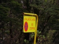 Varování proti lavinám. Nedaleko Homer tunelu na Milford road