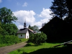 Kolem kaple mírně stoupáme k vrchu Kozinec a míříme k Flusárně.