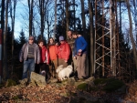 Na třetí pokus vychází i vrcholové foto z nejvyššího místa naší poutě. 832m je už slušná výška, chvilku se mi zdá, že Štěpánka z batohu vytahuje kyslíkovou masku, je to ale jen láhev s vodou.