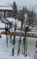 Přehlídka našich lyží. Zleva Jirkovo, Honzovo a moje. Zleva doprava také klesá jejich hodnota. :)