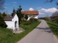Rading. Již vzorně upravené okolí není nic pro nás. Proto míříme kolem přechodu Studánky do lesů pod vysokým a zalesněným Sternsteinem (1 122m). 