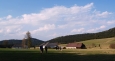 Je zde nádherně. Širokými lesy uzavřené údolí a velice vkusné kamenné domy, vše opět dokonale upravené.