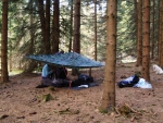 I takhle jde přespat, protože ale žádná bouře ani prška nehrozí, musí se celta ještě pořádně prověřit jindy. Já testuji nový Husky spacák pod širákem (komfort -2°C), stan je celý pro Janu. Noc je docela chladná, ale stačí mi pořádně zalézt a jde to.