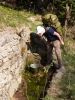 Takže zase slezeme dolů a spořádaně pokračujeme znovu vzhůru. U cesty je velmi dobře upravený pramen, voda má skvělou chuť. Je ve svahu již hodně vysoko ve svahu, pod vrcholem kopce.