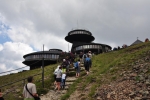Restaurace v polské části Sněžky připomína UFO.