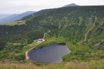 Krásný pohled na Sněžku přes Mali Stav. Jezero je ledovcového původu a jeho jezerní stěna měří 170m. Leží ve výšce 1 183m).