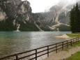 Jezero Pragser Wildsee a okolní hory