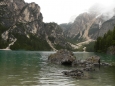 Jezero Pragser Wildsee a okolní hory