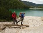 Já a strýc Jirka na břehu jezera Pragser Wildsee