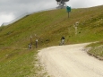 Cyklisti sjíždějící cestu pro downhillisty