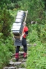 Cesta tady ještě tolik nestoupá, ale s nákladem přes 60kg se jde špatně i po rovince. Navíc nosiče čeká ještě pořádný výstup k Chatě pod Rysmi.