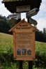 Przelecz Szopka je turistické rozcestí, kde pauzírujeme. Konečně skrze mraky občas vylézá i sluníčko a tak suším propocené triko.