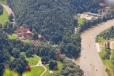Dunajcem stále a stále plují pltě polské, pltě slovenské. Jistě výdělečný podnik.