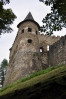 Věž v hradbách hradu.