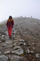 Slézáme sešlapaným terénem k sedlu Kondračka. Tady je i přes mizerné počasí plno Poláků. Vedlejší Giewont s velkým vrcholovým křížem je totiž polskou poutní horou. Nahoru je to ze sedla 40 minut, ale kvůli počasí i tomu, že je nám promáčeným docela zima, vrchol nedáme. Snad jindy...