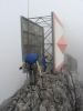 Ferrata vede i skrz tuto zajímavou konstrukci. Asi slouží záchranářům, ukazuje totiž na lanovku. (Martina)