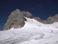 Hoher Dachstein. Po hřebeni vlevo vede ferrata, po ledovci vpravo od něj alternativní cesta později se na zajištěnou cestu napojující. (Radim)