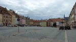 Náměstí v Chebu, podobně jako v Jihlavě se čím dál tím víc svažuje, takže by se dalo označit za "logaritmické náměstí" (tvar připomíná křivku logaritmu). (Tom)
