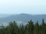 Svatobor s rozhlednou na druhou stranu od Sušice. Je docela blízko, třeba to bude další pěkný cíl. :-) Za ním si však můžete všimnout přibližujícího se špatného počasí, které mě popohánělo na zpáteční cestě.