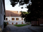 Branou vcházíme do areálu kláštera, kde stojí 400.let stará lípa, chráněná státem. 