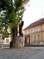 Tahle lípa obestavěná zdivem má neuvěřitelných 700let. Zbývá z ní torzo, které je nutné chránit.