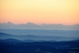 Vím, že bych měl podle ledovce poznat alespoň známý Dachstein, ale kde přesně leží nejsem schopen určit. Pohled k jihu ukazuje v tupém úhlu jeden hřbet za druhým.