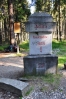 Jeden z několika monumentů v okolí vrcholu Boubína.