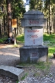Jeden z několika monumentů v okolí vrcholu Boubína.