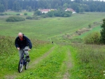 Po turistické modré je terén trochu těžší a tak holky hned chytají malou ztrátu.