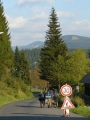 Podél trati jdeme Kořenovem a snažíme se nepřekročit tu třicítku. V dáli se usmívá krkonošská Čertova hora se sjezdovkami. 