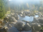 Trochu impresionismu aneb zamlžený objektiv, tedy nikoliv mlha okolo nás. Na fotce je Jizerka těsně před ústím do Jizery.