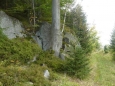 Čínská cesta, mající po straně místy menší skalky