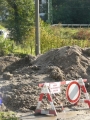 Kudypak to ta značka vede ... Lávka přes potok je už asi někde zakopaná, takže musíme tohle místo obejít.