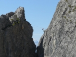 Lanový most, asi jen s jedním lanem. Je třeba přeručkovat nebo sjet (ferrata je nejspíš jednosměrná, stejně směrem nahoru proudí tolik lidí, že by se nešlo vyhýbat).