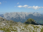 Masiv Tennengebirge nabízí na pohled zcela rovný hřeben. Skutečně se tam výšky vrcholů moc neliší.