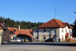 Arnoštov je jen několik rozptýlených stavení s občas fungujícím Zájezdním hostincem. Parkujeme na jeho konci, u turistické mapy.