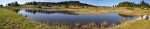 Panorama sice trošku zdeformovalo hráz rybníka, ale jeho usazení v hornaté krajině lze dobře vyčíst.
