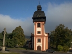 kostel na náměstí s přesně jdoucími hodinami  