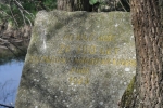 Nápis na kameni: "Po Bílé hoře za 300 let svobodný národ na svobodné půdě 1923.