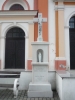 Před bolatickým kostelem