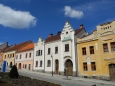 Zajímavostí je, že domy kolem náměstí mají gotické základy a stojí na původních parcelách.