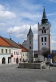 Pohled na kostel i zvonici. Farní kostel Navštívení Panny Marie v dolní část náměstí je připomínán poprvé v roce 1365, kdy zřejmě vznikly presbytář, sakristie a jižní portál lodi.