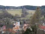 Jdeme ven a já přes zděnou hradbu fotím městskou zvonici. Až sem na zámek musely být její zvony dobře slyšet.