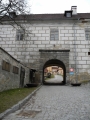 Vstupní branou odcházíme a podél hradeb sestupujeme směrem k Černé bráně.