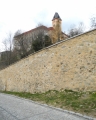 Pohled přes vysoké hradby.