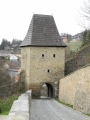Vimperk si uchoval pás hradeb po celém obvodu středověkého města, stejně jako šest bašt a hlavně věžovitou Černou bránu.