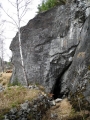 Poničení jeskyně pochází z těžby vápence a tak dnes 15m dlouhá chodba končí na obou stranách v malém lomu.