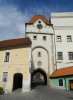 Na západní straně je brána ozdobena kamenným reliéfem městského znaku v renesanční kartuši.